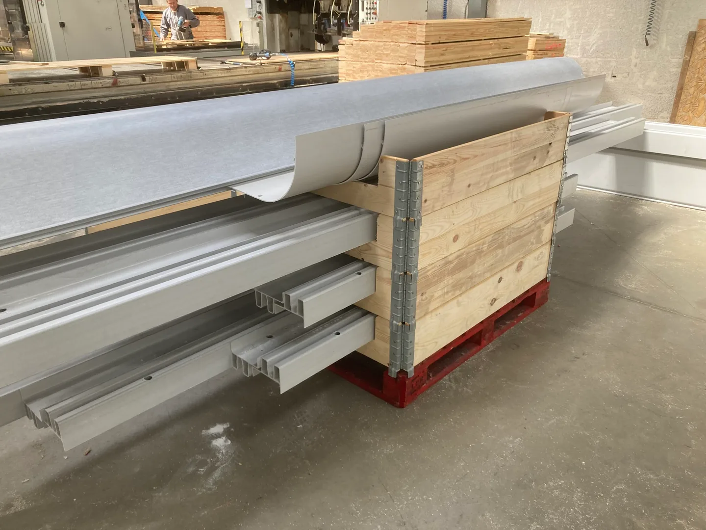 Rehausses bois autour de profilés dans l’atelier Ecopalette E2SE